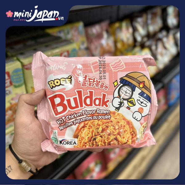 Mì Khô Gà Cay Hoa Hồng Phiên Bản Black Pink 140g