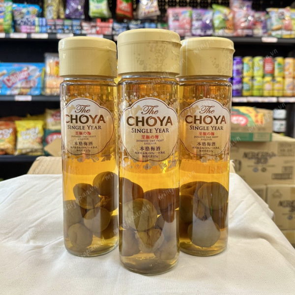 Rượu có trái mơ vàng Choya Single Year 650ml