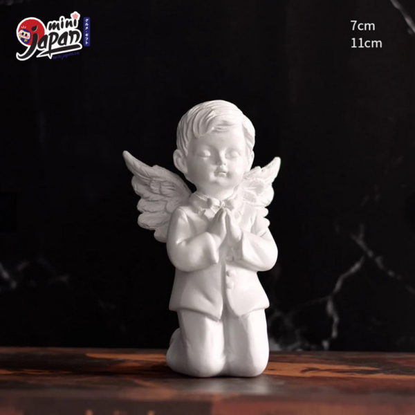 Tượng thiên thần nam chắp tay