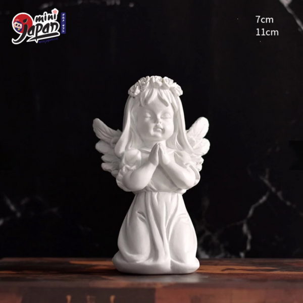 Tượng thiên thần nữ chắp tay