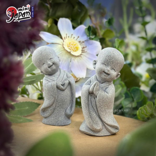 Tượng chú tiểu đứng cười/ trái tim